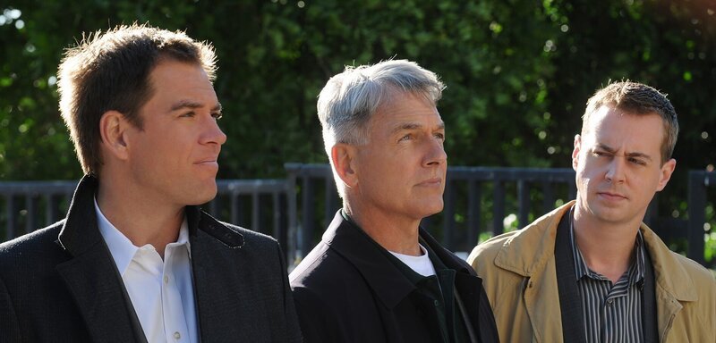 Ermitteln in einem neuen Mordfall: Gibbs (Mark Harmon, M.), Tony (Michael Weatherly, l.) und McGee (Sean Murray, r.). – Bild: 13TH STREET