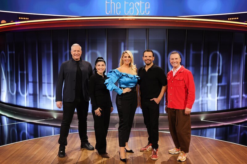 (v.l.n.r.) Alexander Herrmann; Elif Oskan; Angelina Kirsch; Steffen Henssler; Tim Raue – Bild: Joyn /​ Benedikt Müller