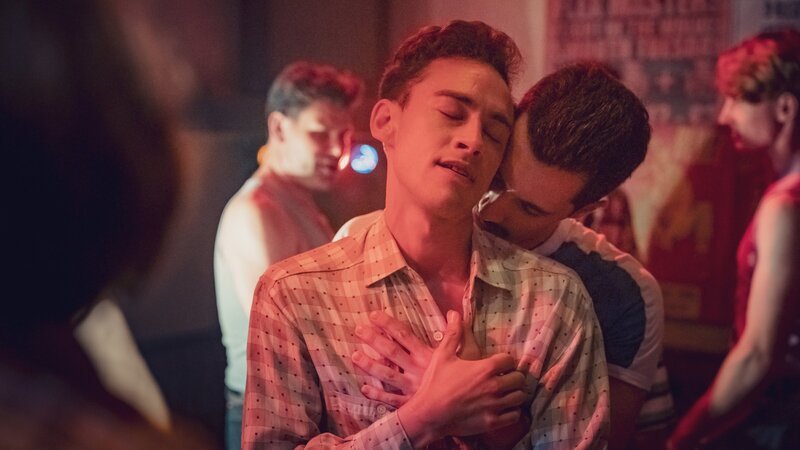 Ritchie (Olly Alexander) zieht nach London, um zu studieren. Schnell erkennt der schüchterne Junge, dass er seine wahren Gefühle nicht mehr verstecken braucht. – Bild: ZDF