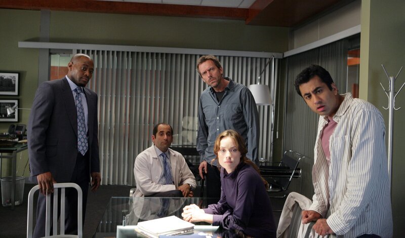 Dr. Eric Foreman (Omar Epps, l.), Dr. Chris Taub (Peter Jacobson, 2.v.l.), Dr. Gregory House (Hugh Laurie, M.), Dr. Remy Hadley (Olivia Wilde, 2.v.r.) und Dr. Lawrence Kutner (Kal Penn, r.) werden vor eine besondere Herausforderung gestellt … – Bild: NBC Universal, Inc. /​ Adam Taylor