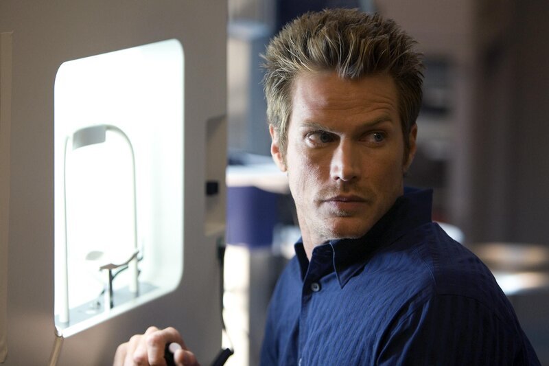 Der Seriendarsteller Evan Greer (Jason Lewis) wird in die Klinik eingeliefert … – Bild: NBC Universal, Inc. /​ Chris Haston
