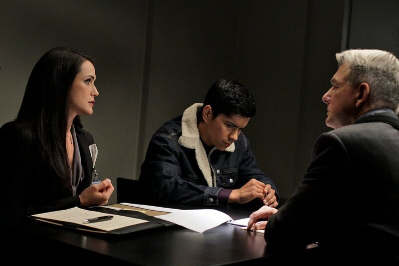 Alfonso Vega (Jeremy Ray Valdez, M.) ist mittlerweile Mandant der knallharten Anwältin Hart (Rena Sofer, l.), die Gibbs’ (Mark Harmon, r.) Arbeit mit ihrer Einmischung wieder mal behindern will&nbsp;… – Bild: 13TH STREET /​ CBS BROADCASTING INC. ALL RIGHTS RESERVED.