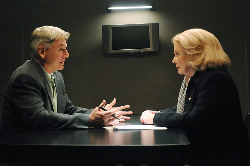 Schock: In einem neuen Fall trifft Gibbs (Mark Harmon, l.) auf seine Schwiegermutter Joann Fielding (Gena Rowlands, r.), die Mutter seiner ermordeten Frau Shannon und Großmutter der gemeinsamen Tochter Kelly&nbsp;… – Bild: 13TH STREET
