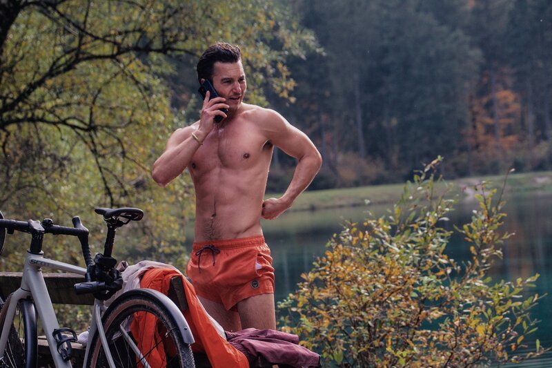 Jonas Becker (Tim Oliver Schultz) wird beim morgendlichen Eisbaden von Kollegin Birgit Reincke angerufen – ein neuer Fall wartet. – Bild: RTL /​ Stefanie Leo