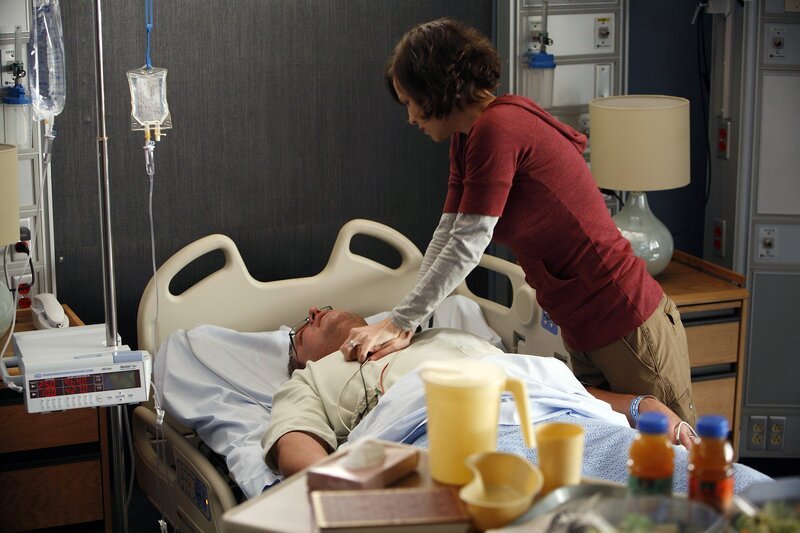 Ist Jeffs (Paul Rae, l.) extremes Harmoniebedürfnis wirklich der Grund für seine plötzlichen Ohnmachtsanfälle? Seine Frau Deb (Chad Morgan, r.) kann die Theorie von Dr. House nicht glauben …; Ist Jeffs (Paul Rae, l.) extremes Harmoniebedürfnis wirklich der Grund für seine plötzlichen Ohnmachtsanfälle? Seine Frau Deb (Chad Morgan, r.) kann die Theorie von Dr. House nicht glauben … – Bild: NBC Universal, Inc. /​ Twentieth Century Fox /​ Isabella Vosmikova