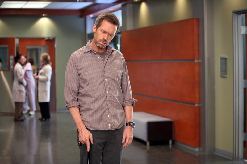 Eine Braut ist auf ihrer Hochzeit kollabiert. Bevor sie zum orthodoxen Judentum konvertierte, führte die junge Frau ein Leben mit Sex, Drogen und Rockmusik. Dr. Gregory House (Hugh Laurie) vermutet, dass genau das die Ursache für den plötzlichen Zusammenbruch ist … – Bild: NBC Universal, Inc. /​ Adam Taylor
