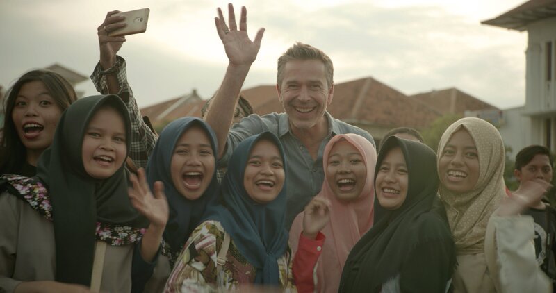 Dirk Steffens in Jakarta auf den Spuren der vielen hunderttausend jungen deutschen Männer, die mit der Niederländischen Ostindien-Kompanie im 17. und 18. Jahrhundert nach Indonesien kamen. – Bild: ZDF/​Martin Christ
