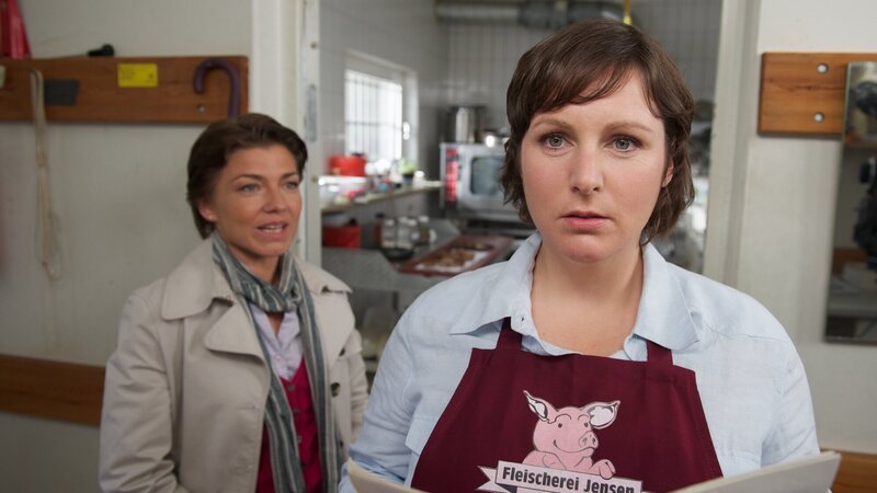 In einer der Frauen auf dem Video erkennt die Ermittlerin (Claudia Schmutzler, l.) Petra Jensen (Sanne Schnapp, r.), die mit Fleischer Carsten Jensen verheiratet ist. – Bild: ZDF/​Marc Meyerbröker