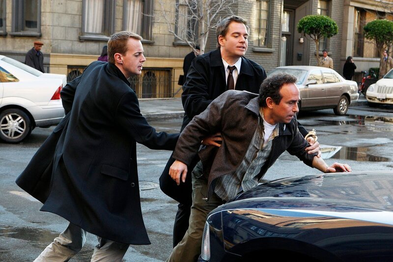 McGee (Sean Murray, l.) und Tony (Michael Weatherly, M.) versuchen, einen Mordfall aufzuklären. Doch haben sie in Marine Major Gordon Holcomb (Michael Rose, r.) den Täter erwischt? – Bild: 13TH STREET /​ CBS Broadcasting Inc.