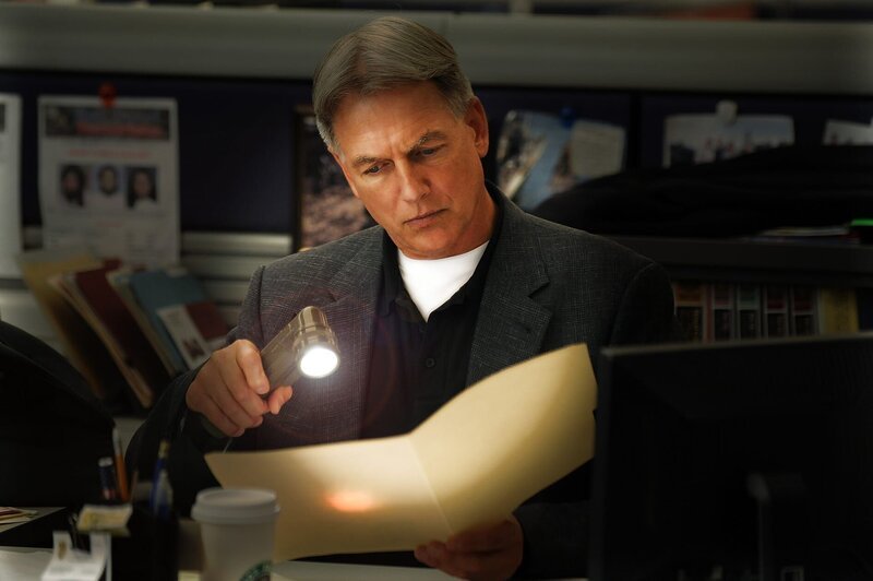 In halb Washington D.C. fällt plötzlich der Strom aus. Für Gibbs (Mark Harmon) und sein NCIS-Team kein Grund, einen Leichenfund unbeachtet zu lassen&nbsp;… – Bild: 13TH STREET