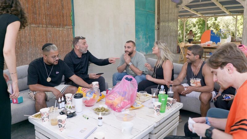 Landwirt Oz Davidian mit einigen jungen Personen, die er vom Gelände des Nova-Musikfestivals retten konnte. Eine tiefe Freundschaft hat sich entwickelt. – Bild: ORF/​Go2Films