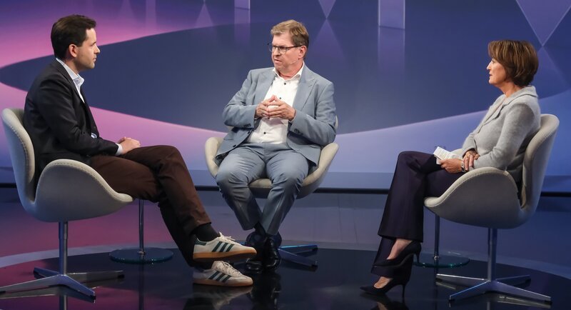 Zu Gast bei Sandra Maischberger (r.): v.l.n.r. Johannes Winkel (CDU, Bundesvorsitzender der Jungen Union) und Ralf Stegner (SPD, Bundestagsabgeordneter). – Bild: WDR/​Oliver Ziebe