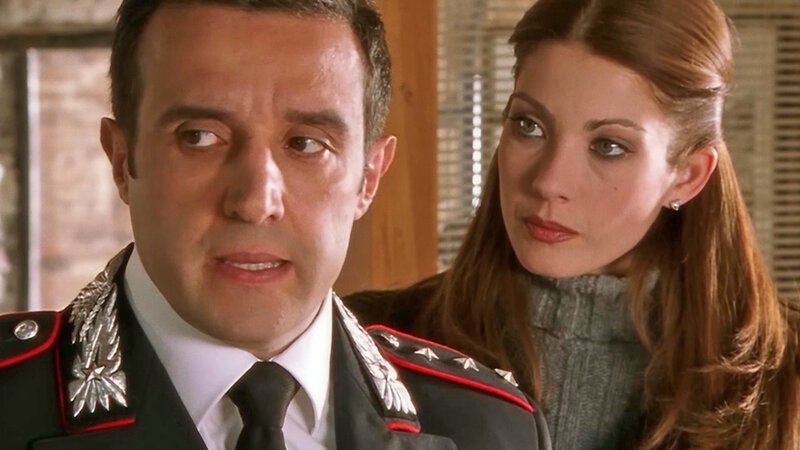 Capitano Flavio Anceschi (Flavio Insinna), Laura (Milena Miconi) – Bild: Bibel TV