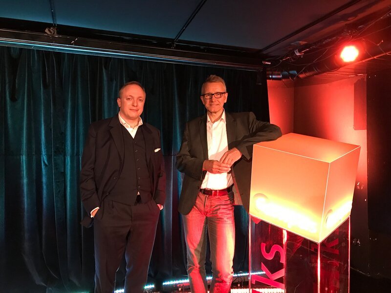 Von links: Diesmal erläutert der Biochemiker Prof. Oliver Hayden von der Technischen Universität München, welche Bedeutung Biomarker aus dem Blut für die Medizin haben. Und der Biochemiker Prof. Stephan Clemens von der Universität Bayreuth verrät uns, wie gefährliches Arsen in der Natur abgebaut werden kann. – Bild: BR/​Marinus Zängerl