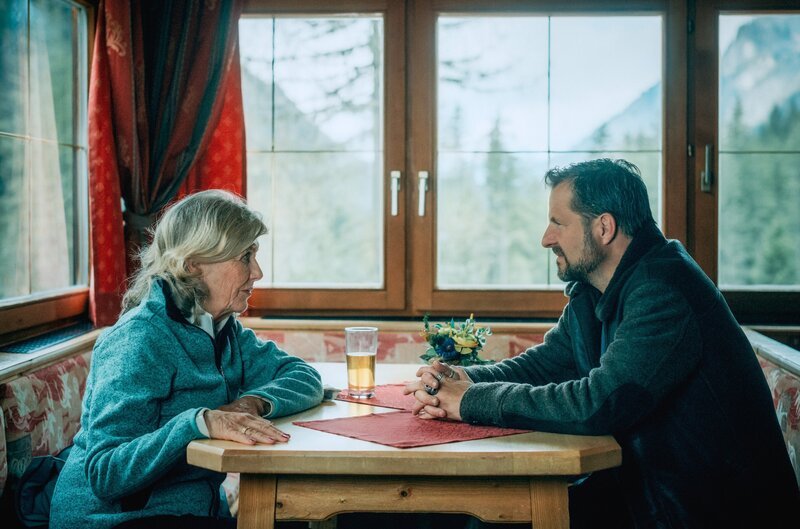 Annemarie Pabst (Jutta Speidel), Lukas Geier (Philipp Hochmair) – Bild: Graf Film /​ ORF /​ Richard Schabetsberger