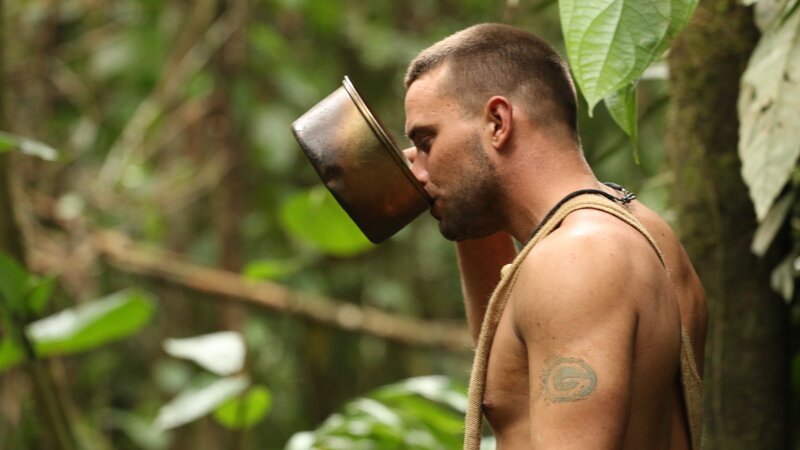 Geoff trinkt in Panama Wasser aus einem Topf. – Bild: Discovery Communications