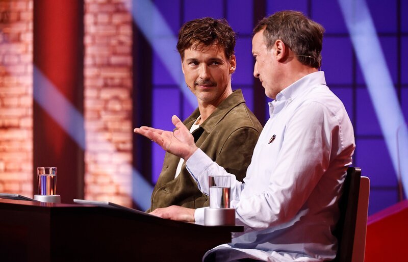Florian David Fitz (l.) und Wotan Wilke Möhring (r.). – Bild: NDR/​ARD/​Morris Mac Matzen