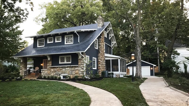 Tamara Day startet mit der Restaurierung eines alten Haus im amerikanischen Craftsman-Stil von 1909. Sie möchte der zweistöckigen Villa eine neue Raumaufteilung für moderne Käufer verpassen und einen offenen Wohn- und Essbereich gestalten. Bei der Renovierung erhält sie die Vintage-Lichtschalter des Hauses und ein Tapetenwandbild, das zum Mittelpunkt des Esszimmers werden soll. – Bild: HGTV
