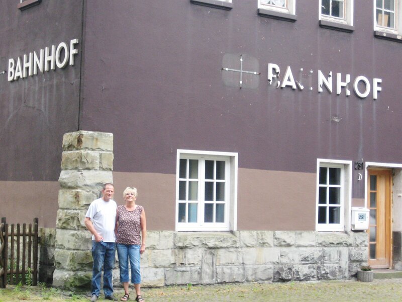 Die stolzen Inhaber des Bahnhofs Duisburg: Mario und Bettina. – Bild: RTL/​Tokee bros.