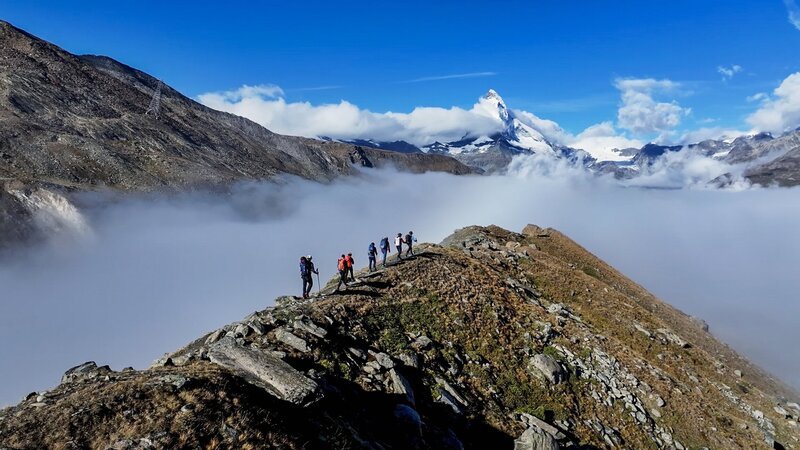 Aufstieg zur Monter Rosa Hütte im Angesicht des Matterhorns. – Bild: SRG SSR