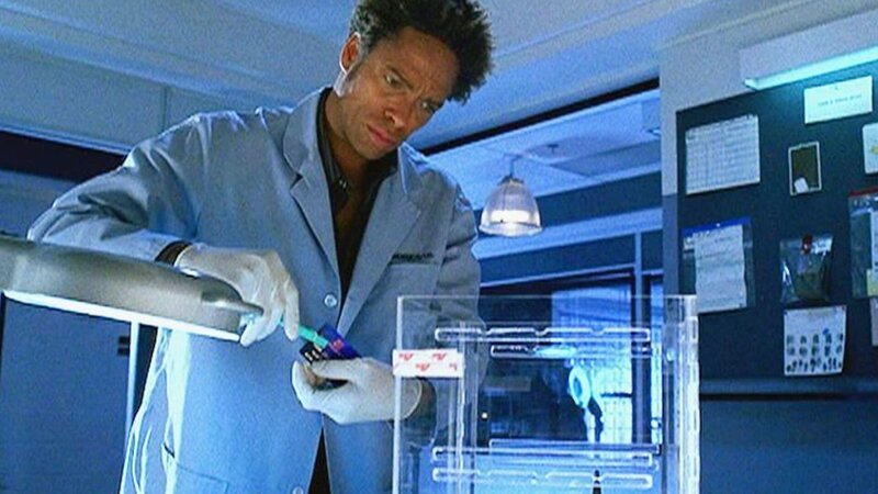 Warrick (Gary Dourdan) arbeitet unter Hochdruck: stammen die Fingerabdrücke auf der Kreditkarte von Keith Mercers Mörder? – Bild: RTL