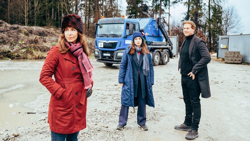 Caspar Bergmann (Thomas Heinze, r.) und Annabell Lorenz (Stephanie Stumph, M.) ahnen, dass Andrea Sailers (Katharina Müller-Elmau, l.) Beziehung weiter reichen, als sie zugibt. – Bild: ZDF /​ ORF /​ Sabine Finger
