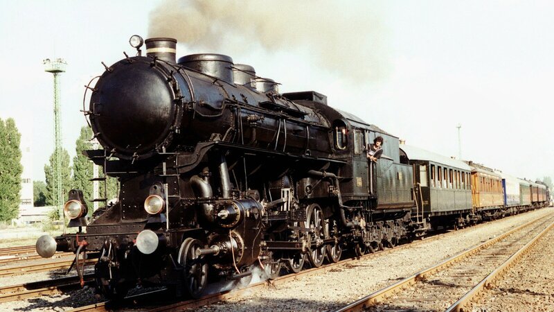 MAV 424.009 in Budapest-Angyalföldd – 150 Jahre Eisenbahn in Ungarn. – Bild: 3sat