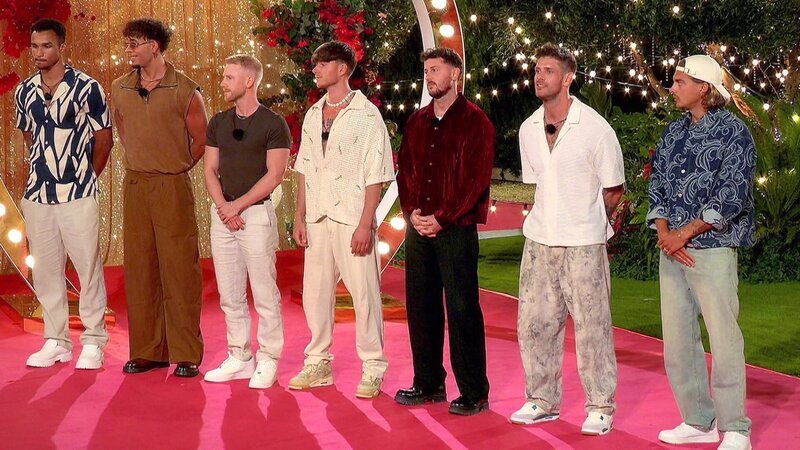 Die erste richtige Paarungszeremonie sorgt für Spannung: Da die Damen in der Unterzahl sind, wird es für einen der Männer eng … v.li.n.re: David, Nelson, Rafael, Nico, Jannik, Martin und Tim – Bild: RTLZWEI