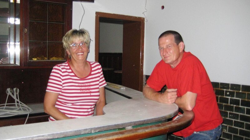 Fehlt leider mehr als nur das frisch gezapfte Bier: Für Bettina und Mario gibt es in der ehemaligen Bahnhofskneipe noch eine Menge zu tun! – Bild: RTL /​ Tokee bros.