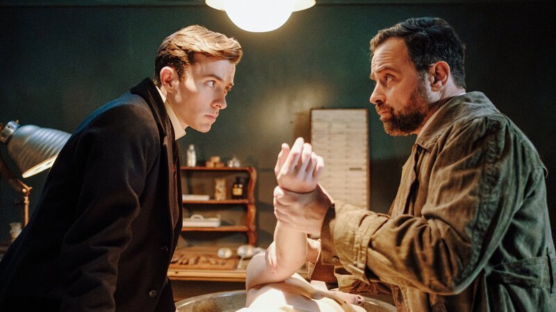 Matthew Beard (Max Liebermann), Juergen Maurer (Oskar Rheinhardt). – Bild: 3sat