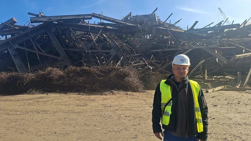 Sprengmeister Artur Feitenheimer steht vor den Trümmern des gerade gesprengten Kesselhauses. – Bild: ZDF