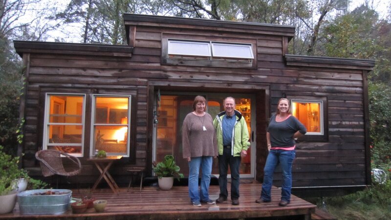Homebuyers Amanda (left) and Lance (center) tour this 256 sqft customizable tiny house on wheels with real estate agent Stephanie Johnson (right) in Asheville, NC. – Bild: Scripps