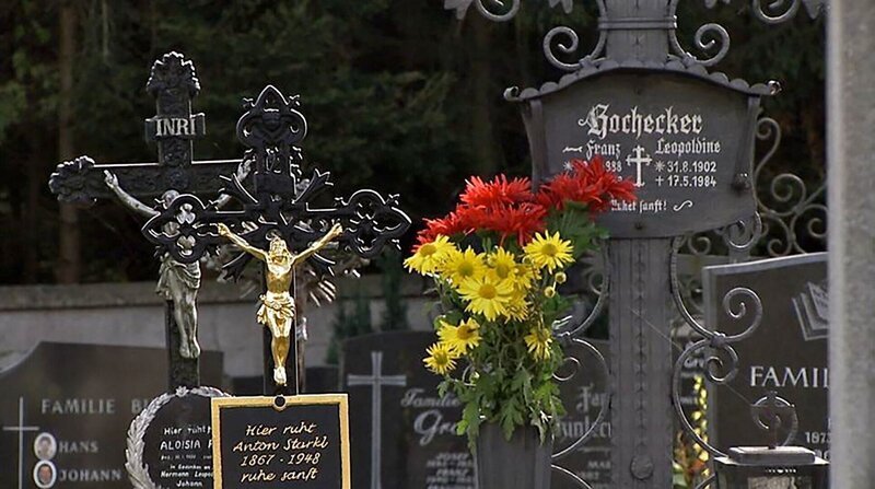 „Magischer Herbst“, „Das ewige Licht zu Allerheiligen.“ Zu Allerheiligen und Allerseelen treffen sich die Verwandten, um gemeinsam den Toten zu gedenken. Frisch sind sie geputzt die Friedhöfe zu Allerheiligen und Allerseelen, die Blaskapellen spielen auf und die Toten, so scheint es, werden an diesen Tagen in das Leben der niederösterreichischen Dörfer mit einbezogen. Allerheiligen und Allerseelen sind aber auch wichtige Tage für die Patenkinder. Kleine Geschenke und das traditionelle Gödenkipfl sind ebenfalls ein Grund für einen Besuch. Ein Fest, bei dem die Gäste mit  Allerheiligenstrietzel, Selabrot und einer kräftigen Wein- oder Mostjause bewirtet werden.Die Herbstnebel, die blattleeren Bäume und die Lichter der Friedhöfe in der Abenddämmerung sorgen für eine besondere Stimmung, in der auch so manche Geschichten erzählt werden. Geschichten von verschwundenen Menschen, geheimnisvollen Ereignissen und der einen oder anderen Hexe, die an diesen Festtagen ihr Unwesen treiben soll.  SENDUNG: ORF3 – SA – 01.11.2014⁠–⁠17:05 UHR. – Veroeffentlichung fuer Pressezwecke honorarfrei ausschliesslich im Zusammenhang mit oben genannter Sendung oder Veranstaltung des ORF bei Urhebernennung.  Foto: ORF/​Produktion West/​Gerhard Mader.  Anderweitige Verwendung honorarpflichtig und nur nach schriftlicher Genehmigung der ORF-Fotoredaktion.  Copyright: ORF, Wuerzburggasse 30, A-1136 Wien, Tel. +43-(0)1⁠–⁠87878⁠–⁠13606 – Bild: ORF/​Produktion West/​Gerhard Mader