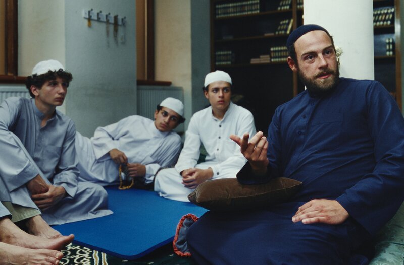 Abu Salman (Damir Avdic, re.) indoktriniert junge Islamschüler. – Bild: ARD Degeto Film/​HR/​NDR/​rbb/​NEUESUPER GmbH/​Petro Domenigg