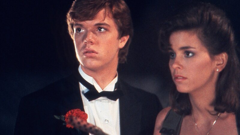 Der Formal-Dance der Studentenvereinigung. Chris (Jason Lively) hat Cynthia (Jill Whitlow) im Smoking abgeholt und sie sind auf der Feier, kurz bevor die Invasion der Schnecken-Zombies das Fest im Chaos versinken lässt. – Bild: ZDF