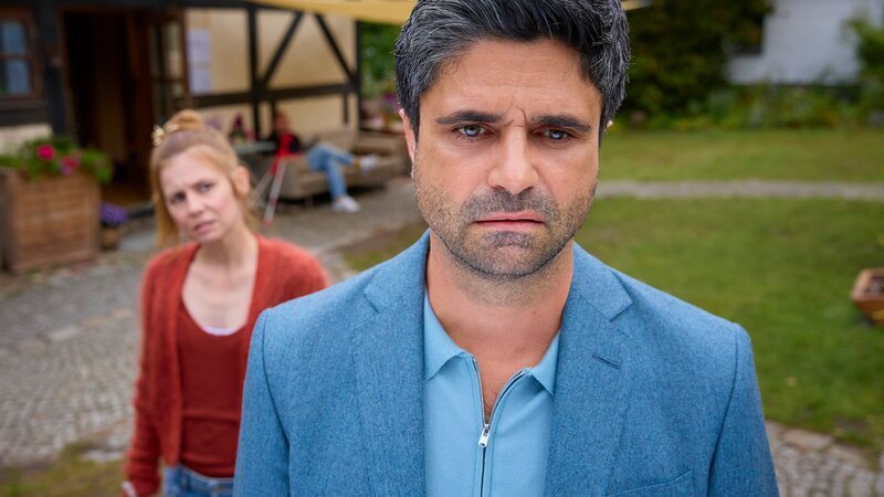 Charlie (Josefine Preuß, l.) findet Dr. Florian Schmidtke (Maximilian Grill, r.) apathisch vor. Dieser verhält sich nach einem Sturz von der Leiter sehr merkwürdig. – Bild: ZDF und Rudolf Wernicke