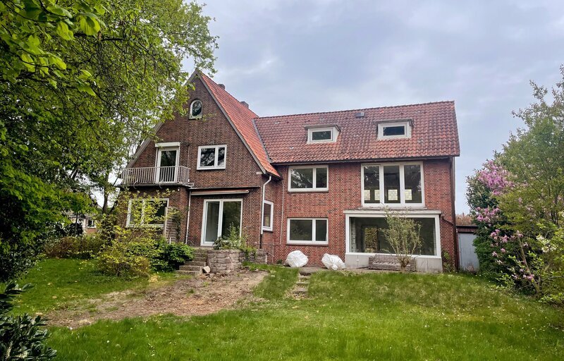 Die Dokumentation begleitet eine Familie vom Abriss über die energetische Sanierung bis zum Einzug und zeigt das Zusammenspiel von Architekt, Handwerkern und Bauherren. – Bild: NDR