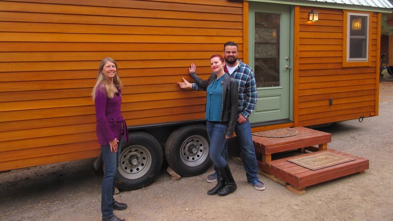 Realtor Dot is excited to show homebuyers Heather and Chris all that this cabin tiny home has to offer. Located in Lyons, Colorado. As seen on HGTV’s Tiny House Hunters. – Bild: Scripps