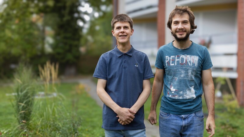 Justin Triebel (r.) und Carlo Novak (l.) leben Tür an Tür in einem inklusiven Wohnprojekt. Die Gemeinschaftsküche ist ihr Treffpunkt. – Bild: Martin Langner /​ ZDF