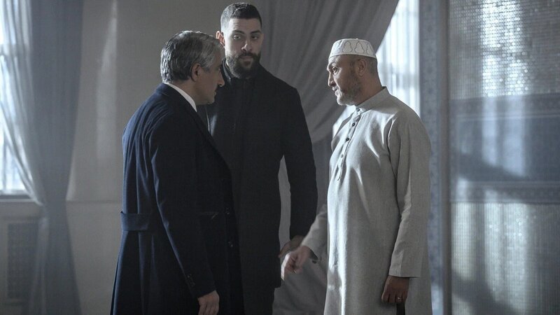 L-R: Piter Marek as Rashid Bashar, Zeeko Zaki as Special Agent Omar Adom ‚OA‘ Zidan and David Diaan as Imam Mustafa – Bild: The Movie Database