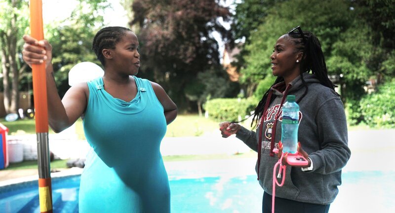 Oti Mabuse (l.) mit ihrer Schwester Phemelo Mabuse in Otis Garten bei London. – Bild: WDR/ITV Studios Germany Oti Mabuse (l.) mit ihrer Schwester Phemelo Mabuse in Otis Garten bei London. – Bild: WDR/ITV Studios Germany