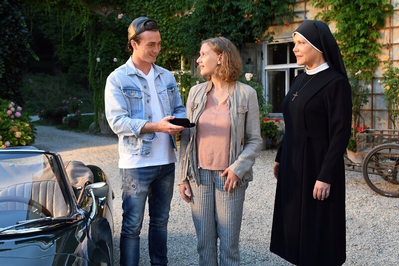 Anne schwärmt über ihre Hochzeit. Als Bastian mit einem teuren Auto kommt, kommt es zum Streit (v.li.: Justus Johanssen, Luise Hart, Janina Hartwig). – Bild: ORF/​Beta Film/​ARD/​Barbara Bauriedl
