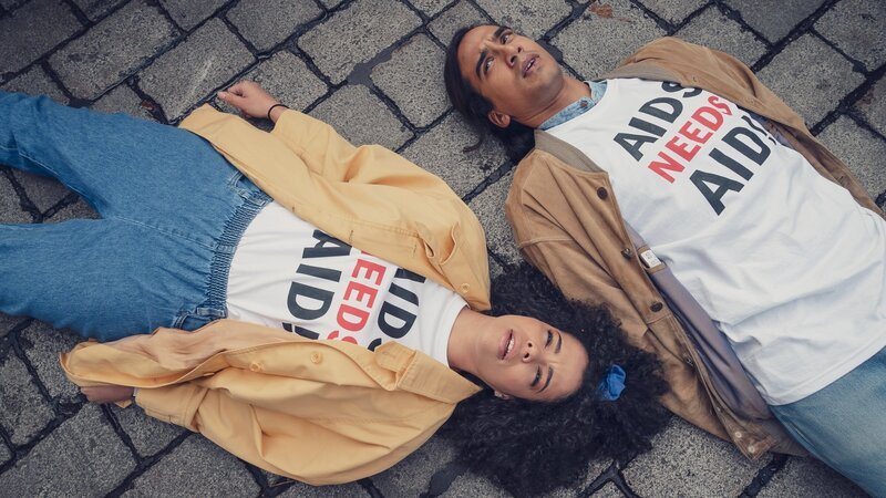 Um auf die verheerenden Auswirkungen von AIDS auf die Gesellschaft aufmerksam zu machen, sind Jill (Lydia West) und Ash (Nathaniel Curtis) an einer Demonstration in der Innenstadt beteiligt. Für sie steht alles auf dem Spiel und es gibt kein Zurück. – Bild: ZDF
