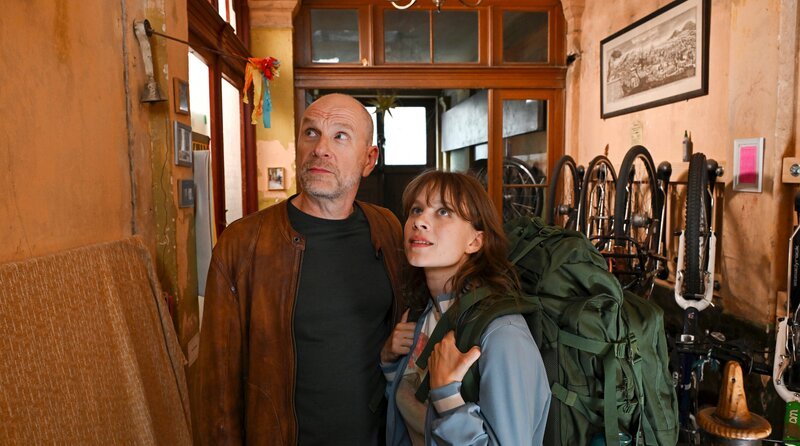 Butsch (Götz Schubert) fragt sich, wie man in Emmys (Anna Bachmann) neuer WG warm duschen soll. – Bild: MDR/​Molina Film/​Christiane Pausch