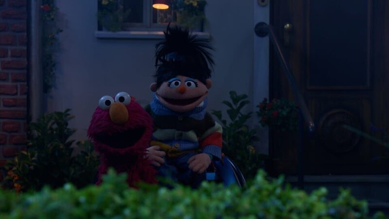 Elin und Elmo lauschen dem Gesang ihrer Freunde. – Bild: NDR/​Sesame workshop