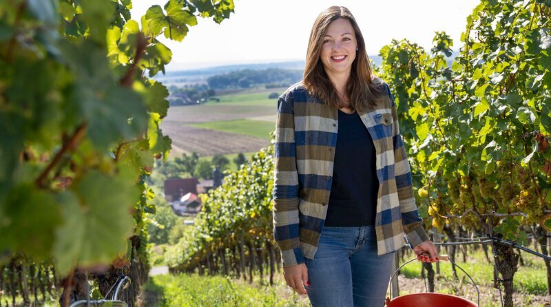 Zum Auftakt geht es nach Franken. Im Gutshof der Burg Lisberg bei Bamberg interpretiert die Jungwinzerin Kerstin Laufer traditionelle Frankenweine neu. – Bild: WDR/​Melanie Grande