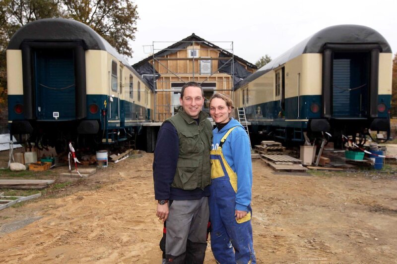 Ein Paar, ein Traum: Diese beiden Wagen sollen bald das neue exklusive Zuhause von Vanessa und Marco werden. – Bild: TVNOW