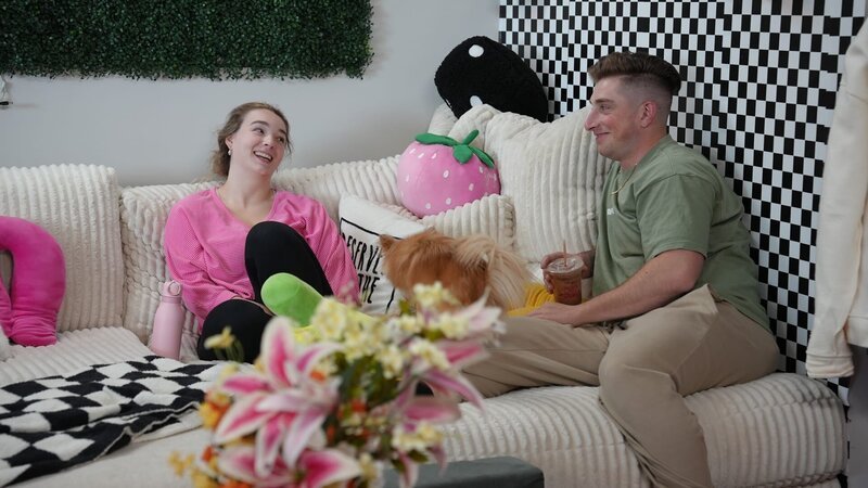 Colin Dooley and Baylen Dupree at home on the couch talking and drinking smoothies. – Bild: TLC (DEUT)