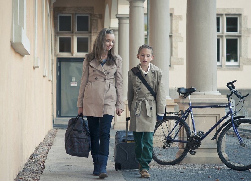 Constanze (Henrieke Fritz) holt ihren Bruder Dominik (Yannick Rau) aufs Einstein zurück. – Bild: MDR/​Anke Neugebauer
