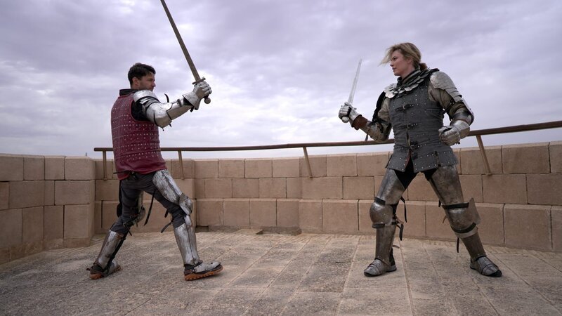 All dressed up in knight armor, Phil T. and Heather A. have fun sword fighting. – Bild: Warner Bros. Discovery